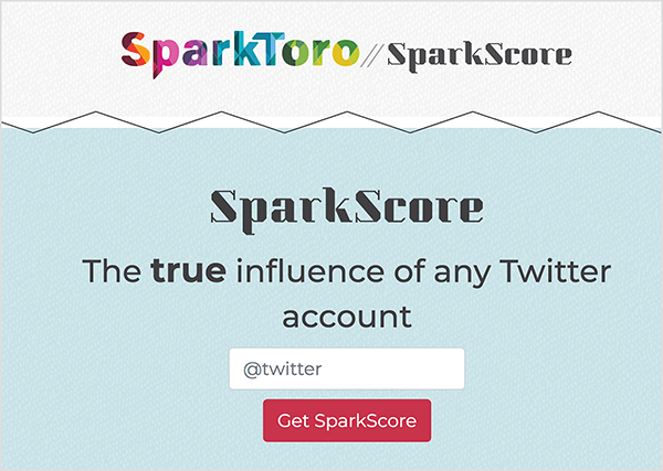 Ez egy képernyőkép a SparkScore weboldalról. Legfelül a SparkToro logó található, amely egy extra vastag betűtípus név, szivárvány színek geometriai területeivel. Két perjel után az eszköz neve, a SparkScore. A tagline „Minden Twitter-fiók valódi hatása”. A címke alatt egy fehér szövegmező található, amely arra kéri a felhasználót, hogy írja be Twitter-fogantyúját, és egy piros gomb, amely a SparkScore feliratot kapja.