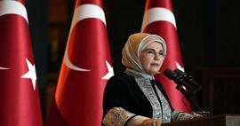 First Lady Erdoğan az ENSZ Városok Világnapi csúcstalálkozóján: A világ szeme láttára mészárlást követnek el!