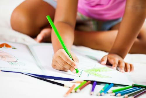 Tolltartások! Hogyan lehet ceruzát rögzíteni a gyermekekhez?