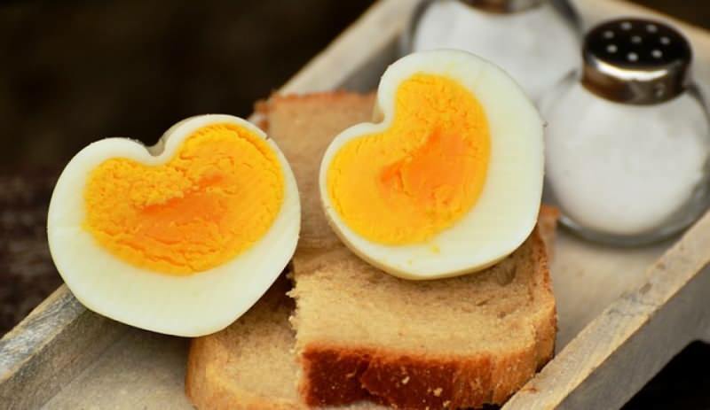 Hogyan kell tárolni a főtt tojást? Tippek az ideális tojásfőzéshez