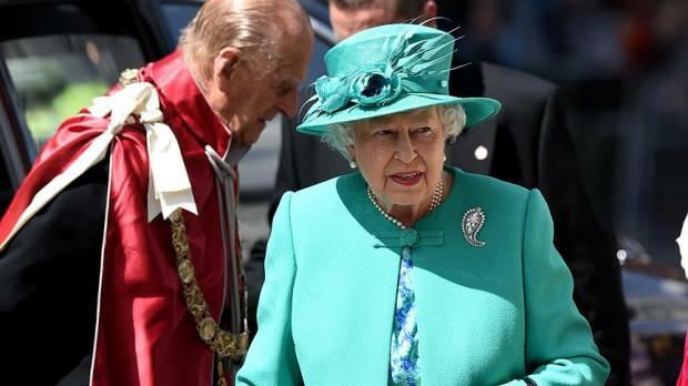 Anglia királynője 2. Elizabeth tisztítószolgálatot keres a palotájában! Vagyon, hogy megtalálják a halott légyet ...