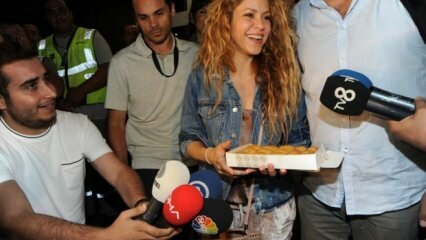 Kockás üdvözlet Shakira-ban, aki Isztambulba érkezett