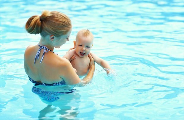 Mikor léphetnek be a csecsemők a medencébe?