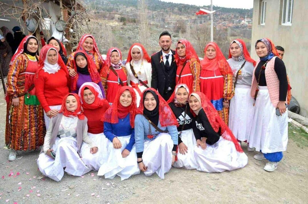 Egy menyasszony érkezett Denizlibe Indonéziából a közösségi médiában megismert török ​​fiatalemberért
