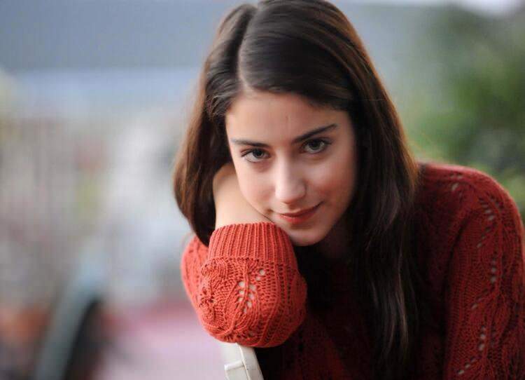 Hazal Kaya: Nem tették közzé a magazint, mert túlsúlyos voltam!