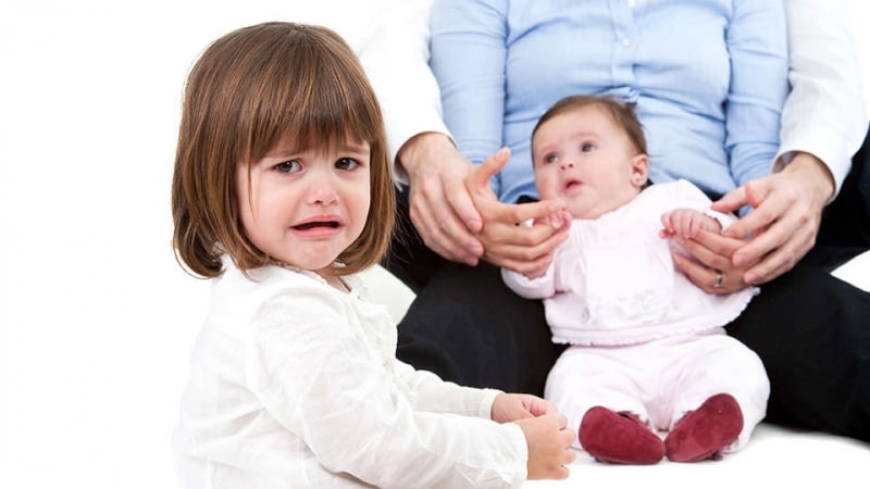 Hogyan kell a gyereket féltékenyen kezelni a testvérével szemben? Újszülött testvér féltékenység