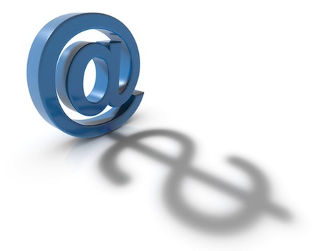 e-kereskedelem fogalmát egy e-mail cím szimbólum és egy dollár szimbólum együtt