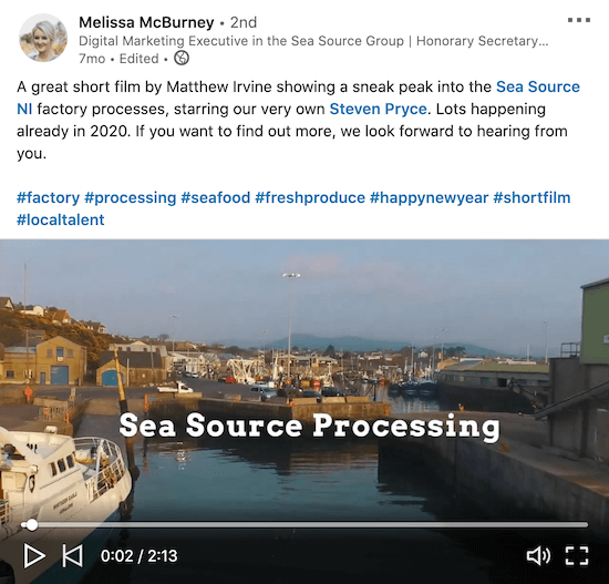 példa a tengeri forráscsoport melissa mcburney-jének linkedin-videójára, amely a kulisszák mögött bemutatja a gyári folyamatok felvételeit