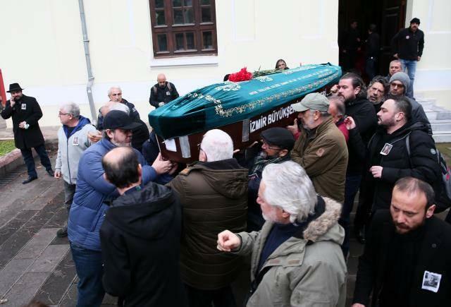 Güner Levent holttestét a régi bornovai temetőben temették el