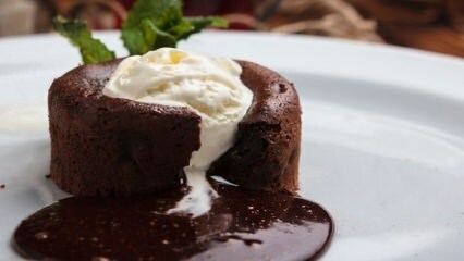 Hogyan készítsünk forró csokoládés süteményt?