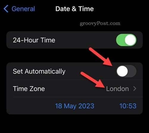 Az automatikus időzóna letiltása iPhone-on