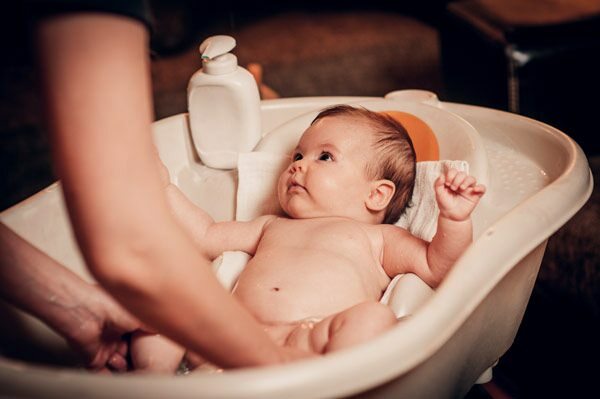 Hogyan lehet egyedül mosni a babát?