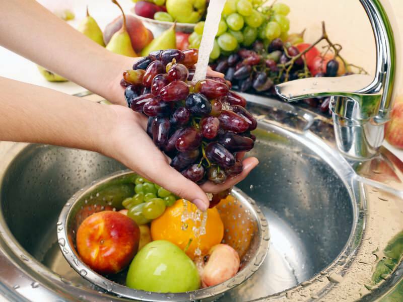 Mossa le a zöldségeket és a gyümölcsöket óvatosan dörzsölje víz alatt