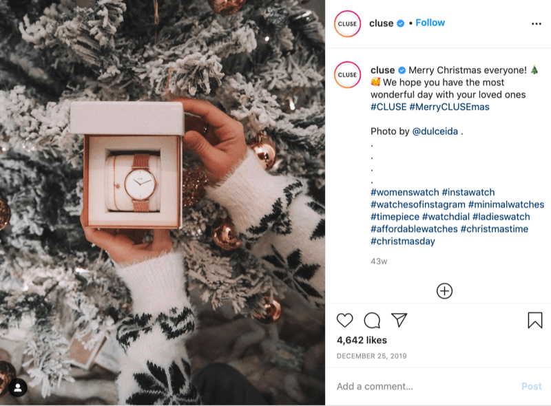 @cluse instagram bejegyzése, amely egy hópehelys pulóveres modell képét mutatja, kezében egy órával a havas fa előtt, írta @dulceida #cluse és #meryclusemas hashtagekkel