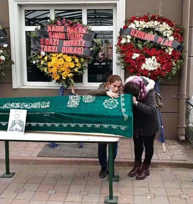 Fájdalommal búcsúzik Engin Nurşanitól! Felesége átölelte a koporsót és szabadon sírt