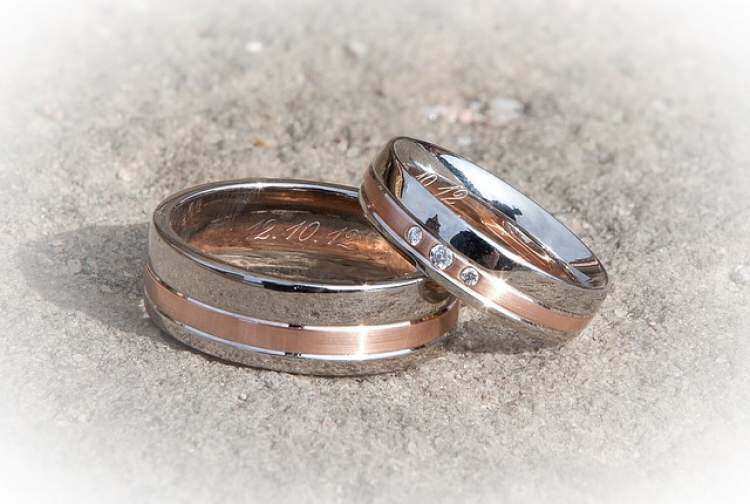 Hogyan lehet mondani, hogy egy esküvői gyűrűk álomban vannak? A jegygyűrű álomban való látásának jelentése ...