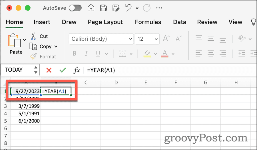 A YEAR függvény használata év kinyerésére egy dátumból az Excelben