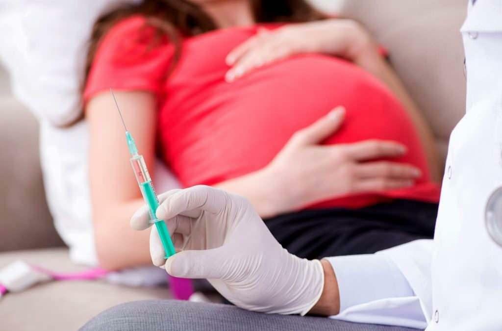 A terhesség mely hónapjaiban kell beadni az influenza elleni védőoltást?