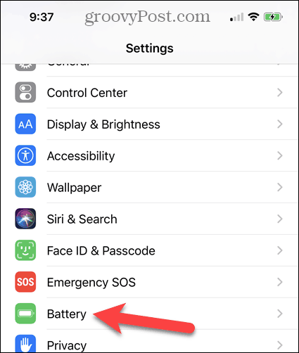 Érintse meg az Akkumulátor elemet az iPhone beállításai képernyőn.