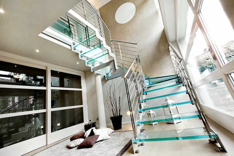 A legstílusosabb és leghasznosabb lépcsőzetes modellek duplex lakásokhoz