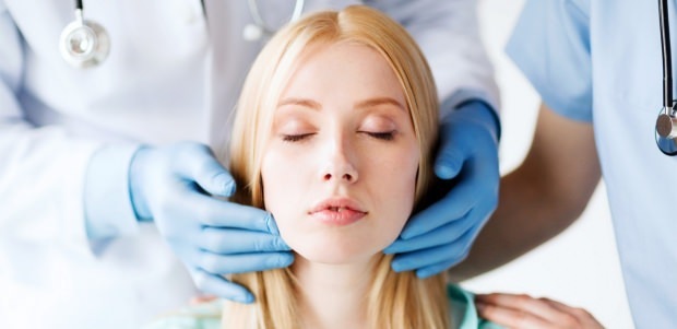 Mi az arcbénulás? Milyen tünetei vannak az arcbénulásnak? Hogyan kezelik az arcbénulást?