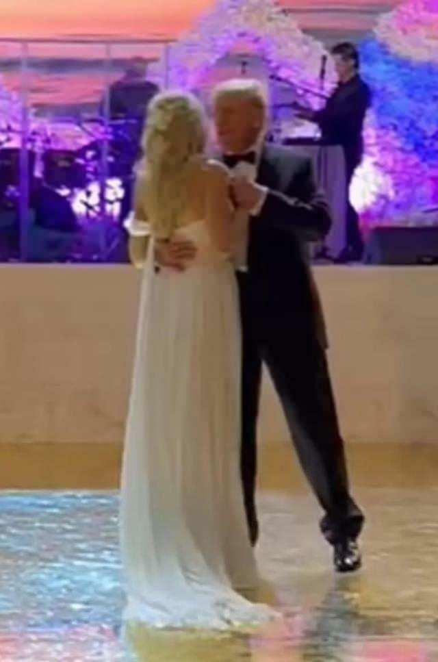Tiffany az apjával táncolt