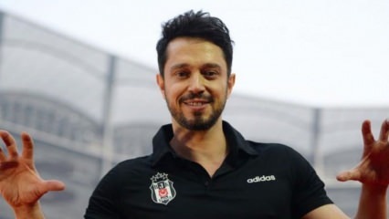 Kemény pillanatok Murat Bozról, aki színpadra lépett a Beşiktaş bajnoki ünnepségén!