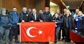 A külföldi kutató-mentő csapatok dicsérő szavai a törököknek: Napokig az utcán aludtak!