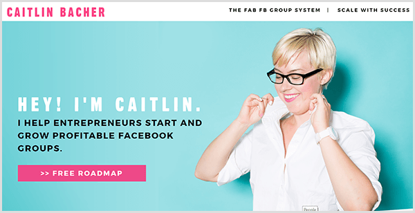 Caitlin Bacher honlapján kékeszöld háttér látható, amelyen Caitlin felvette az ing gallérját. A fekete szöveg azt mondja: Hé, én vagyok Caitlin, és segítek a vállalkozóknak a nyereséges Facebook-csoportok elindításában és növekedésében.