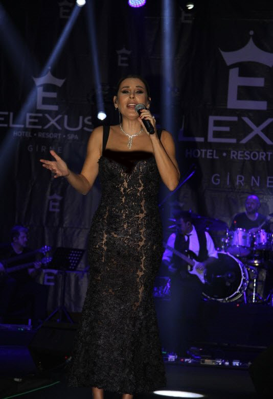 Funda Arar énekesnő mindenkit elbűvölt eleganciájával