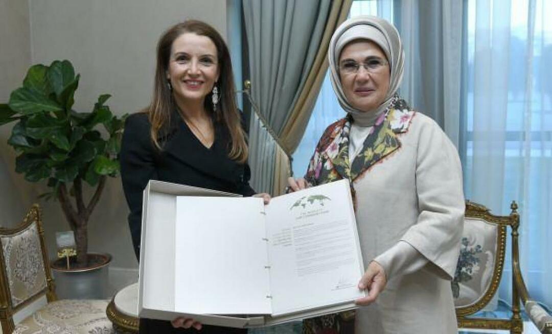 Emine Erdogan köszönetet mond Regina de Dominicisnak, az UNICEF törökországi képviselőjének