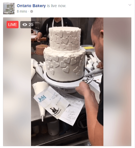 Ez az élő közvetítés lehetővé teszi a nézők számára, hogy a pékség hogyan díszíti az esküvői tortákat.