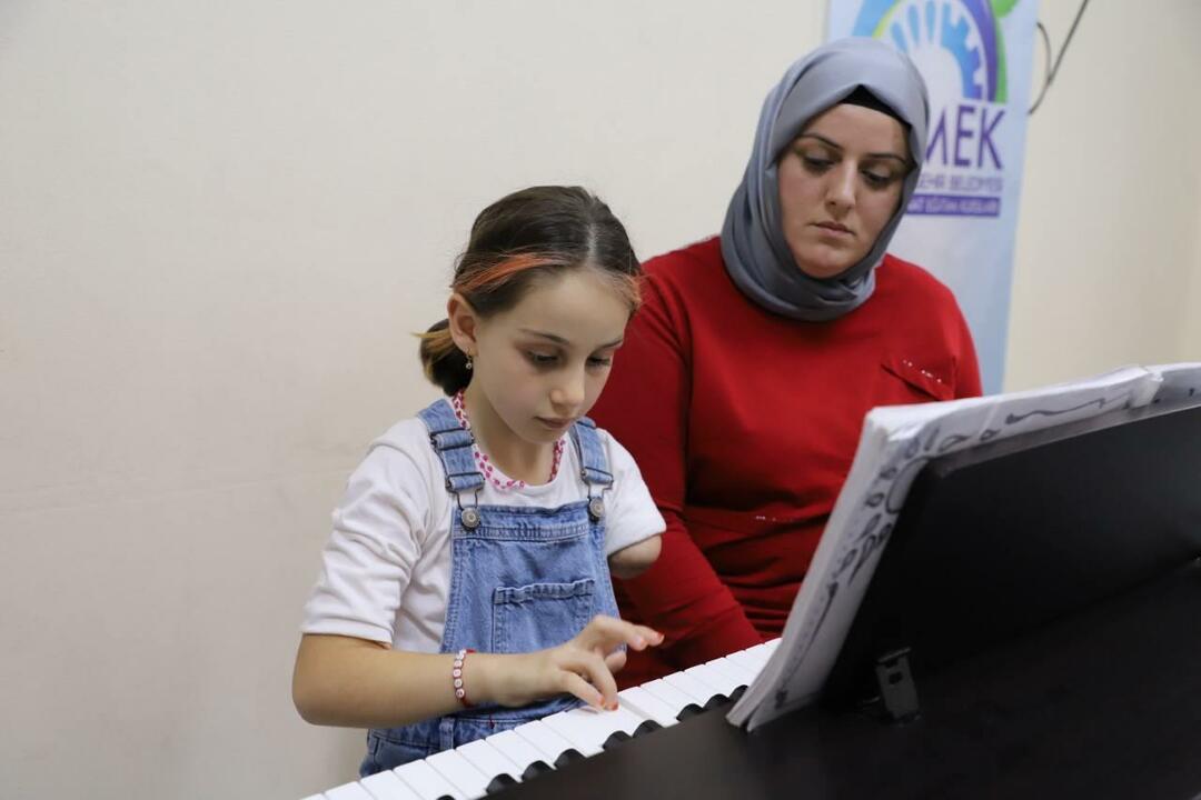 Zeynepet, aki nem bal karral született, édesanyja támogatja.