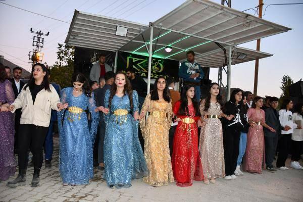 Kiló aranyat akasztottak fel a Şırnaki törzsi esküvőn