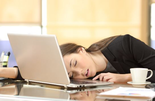 a munkahelyi hirtelen alvási rohamok túlzott alvásbetegségeket okozhatnak