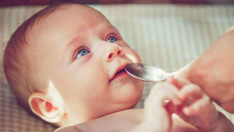 Mikor kapnak vizet a csecsemők? A táplálék tápszerrel táplált csecsemőt táplálják-e vízzel a kiegészítő táplálékra való áttérésben?