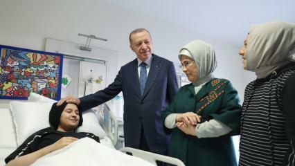 Erdoğan elnök és felesége, Emine Erdoğan találkozott a katasztrófa gyermekeivel