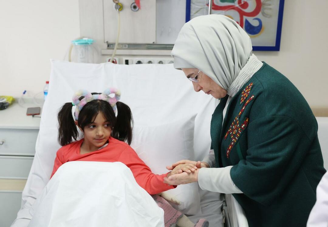 Emine Erdoğan meglátogatta a katasztrófa áldozatait