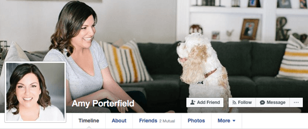 Amy Porterfield alkalmi képeket használ személyes Facebook-profiljához, amelyek továbbra is üzleti körülmények között működnek.