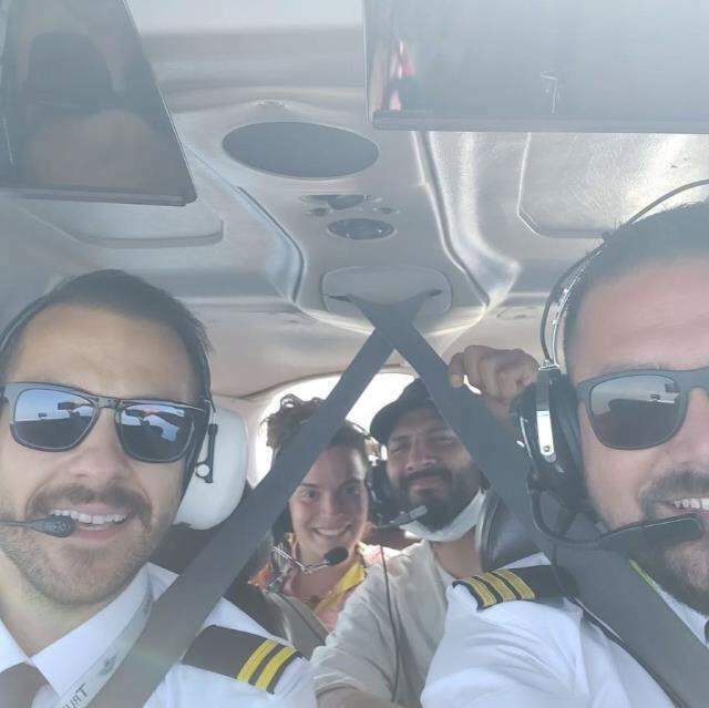 Ümit Erdim pilóta híres neveket repített első útján! Oğuzhan Koç és Demet Özdemir ...