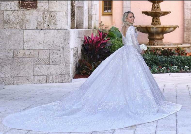 Tiffany Trump hosszú fátyol esküvői ruhája nagyon népszerű volt