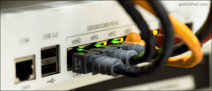Ethernet-kábelek hálózati kapcsolóra vannak csatlakoztatva
