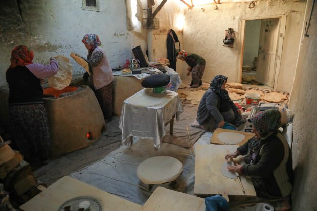 Tandoor kenyeret készítő nők
