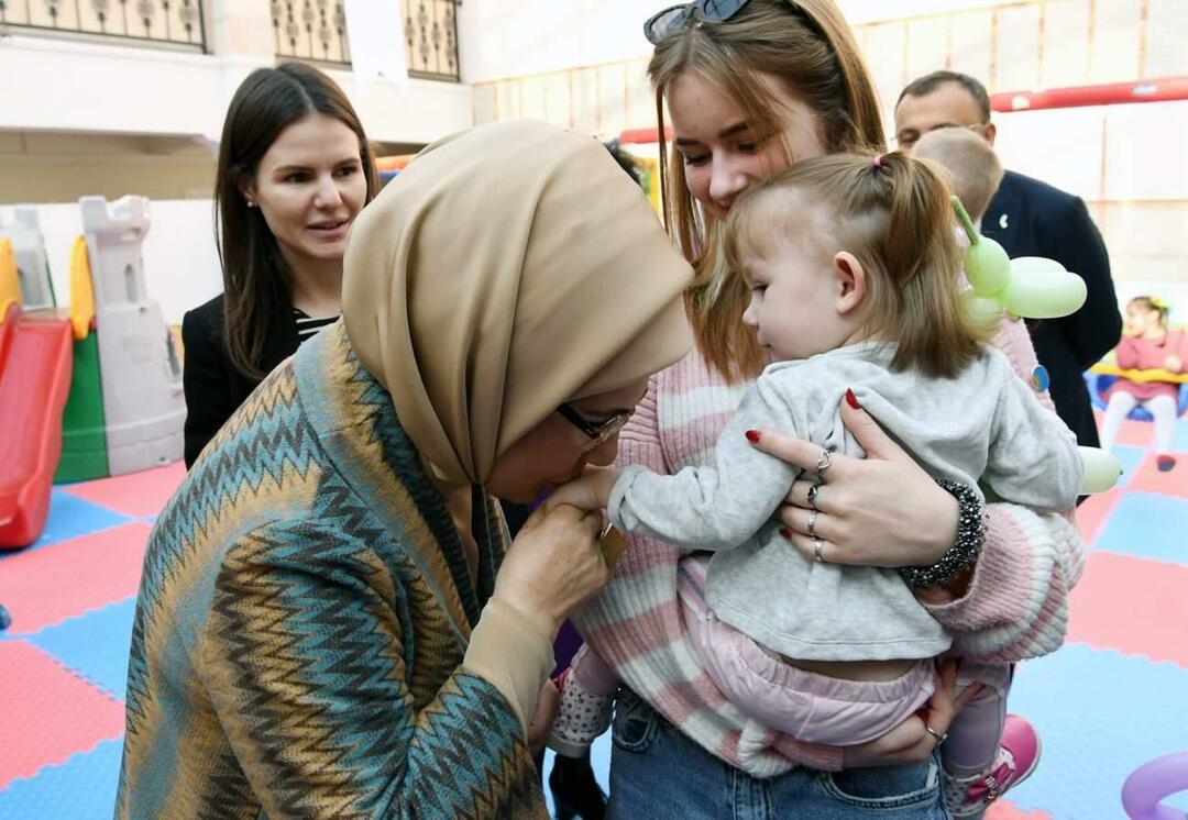 Emine Erdoğan ukrán árva gyerekekkel találkozott