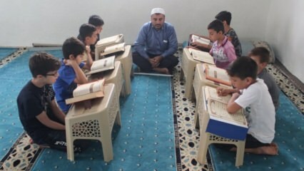 Látássérült Imam Necmettin tanítja a gyermekeket a Koránt!