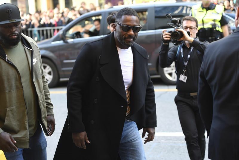 Az Idris Elba koronavírus teszt pozitív