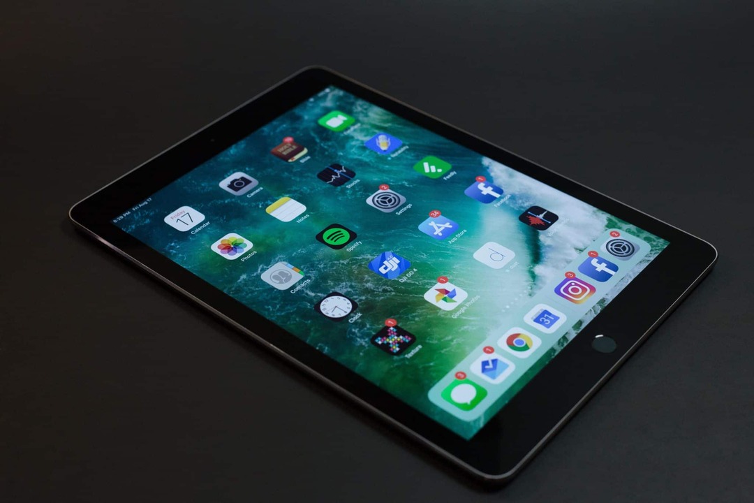 Egy iPad egy fekete asztalon