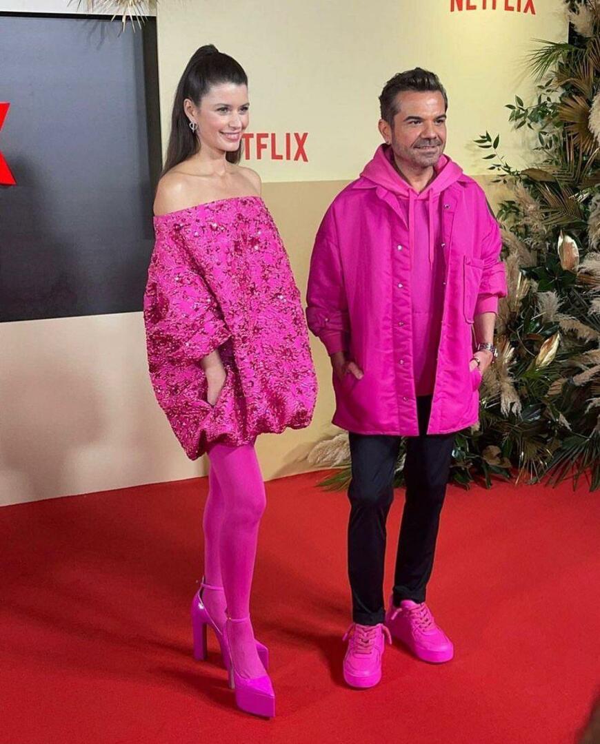 Beren Saat és Kenan Doğulu megrázta a közösségi médiát rózsaszín kombinációjával