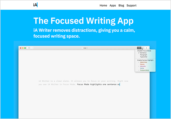 Ez a kép az iA Writer alkalmazás promóciós oldalának képernyőképe. A tetején lévő fehér fejlécben az iA logó jelenik meg a bal oldalon. Jobb oldalon a következő navigációs lehetőségek találhatók: Főoldal, Alkalmazások, Blog, Támogatás. Ezután egy élénk kék háttér részleteket tartalmaz az alkalmazásról. A kék alapon a következő fehér szöveg jelenik meg: „A Focused Writing App iA Writer eltávolítja zavaró tényezők, nyugodt, koncentrált írási helyet biztosítva. ” Ez a szöveg egy videó arról szól, hogy valaki gépel a iA Writer alkalmazás. A kezelőfelület bal felső sarkában található az alkalmazás Fókusz módjának lehetőségei.