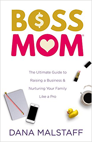 Ez egy képernyőkép a Dana Malstaff Boss Mom: The Ultimate Guide to Business Nailing & családápolása, mint profi könyvborítójáról. A címben szereplő szavak sárga, illetve rózsaszín színnel jelennek meg. Egy dollárjel jelenik meg az O-ban a Főnök szóban. Egy szív jelenik meg az O-ban az Anya szóban. A borító fehér háttérrel rendelkezik, a jegyzet és a címke alatt jegyzettömb, iPhone, gumikacsa, csésze kávé és nyitott rózsaszínű ajakrúzs található.